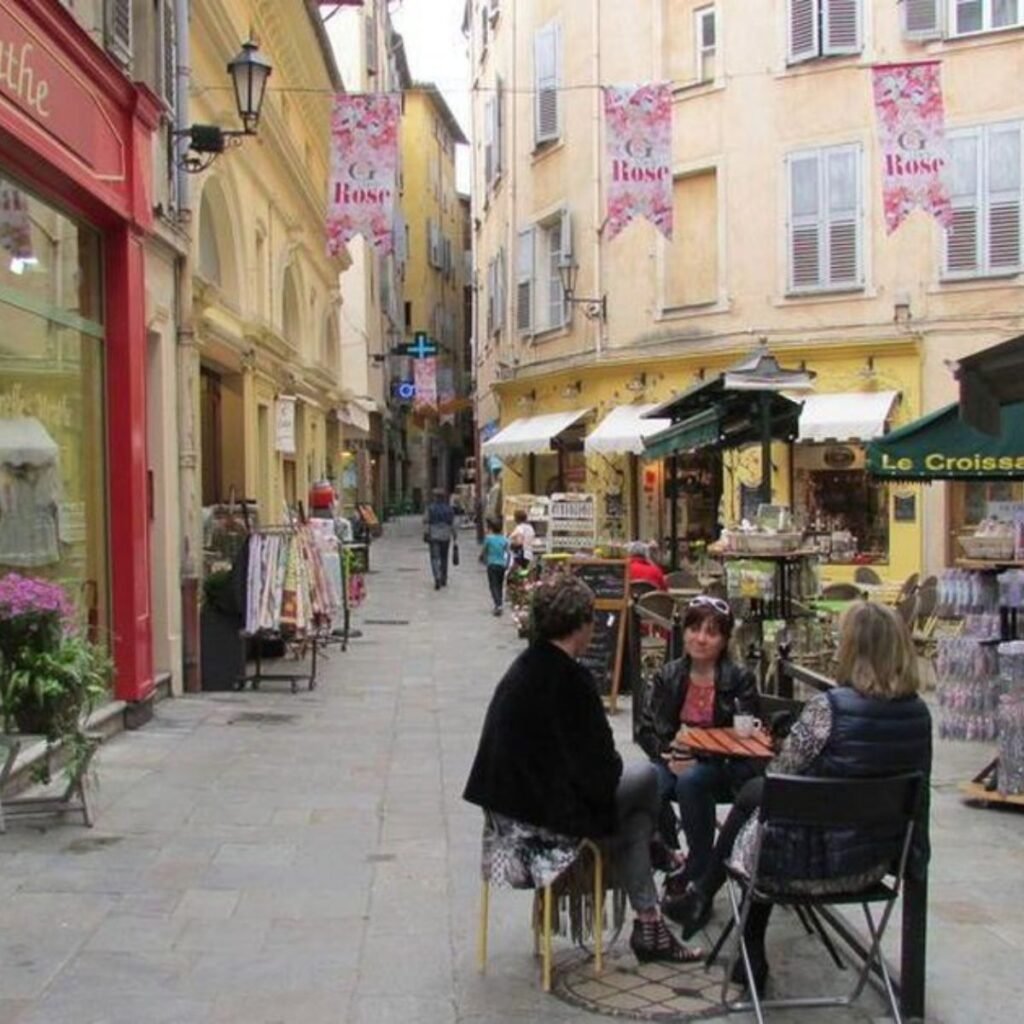 A cidade de Grasse, na França, é conhecida por seus perfumes.