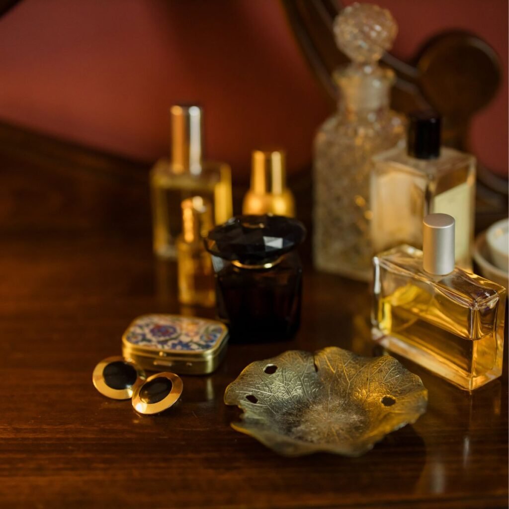 A psicologia por trás dos perfumes. A imagem mostra uma mesa com vários frascos de perfume.