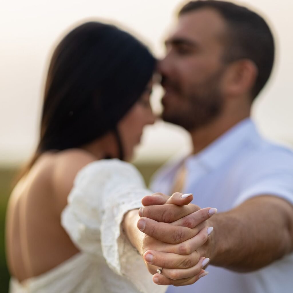 A psicologia por trás dos perfumes. A imagem mostra um casal dançando e feliz.