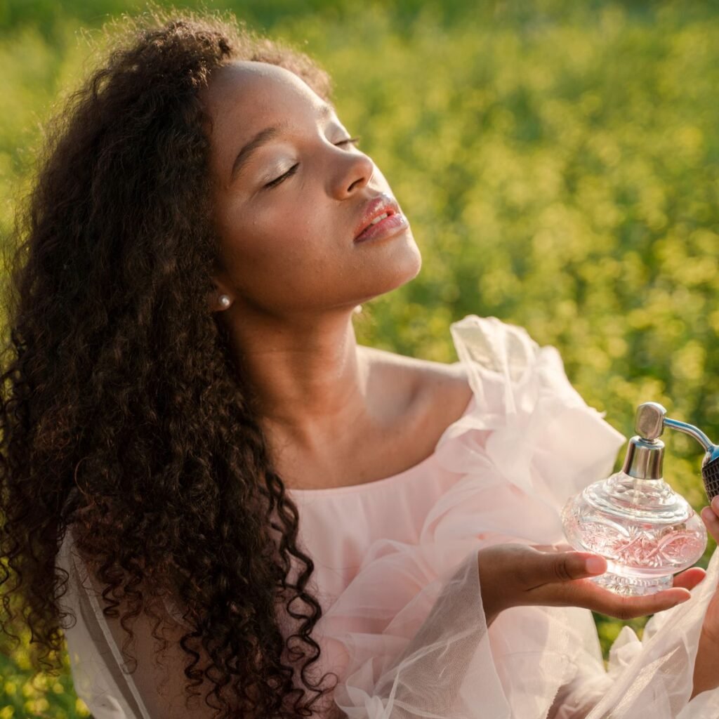 A psicologia por trás dos perfumes. A imagem mostra uma bela moça se perfumando.