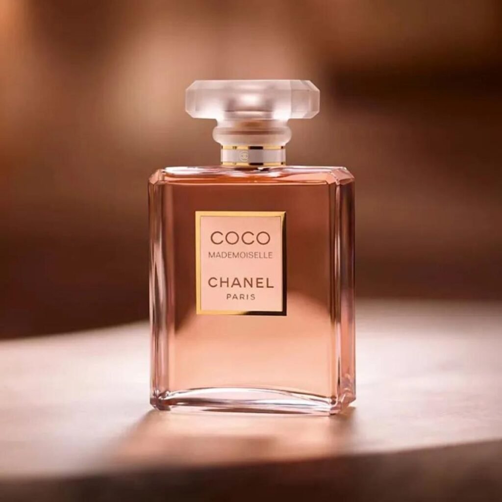 Perfume e desejo. A imagem mostra um vidro do perfume Chanel Coco Mademoiselle.