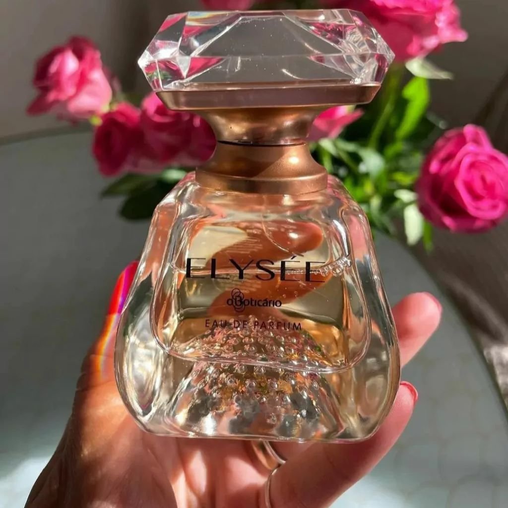 Perfume Elysée, de O Boticário (frasco muito bonito em vidro transparente).