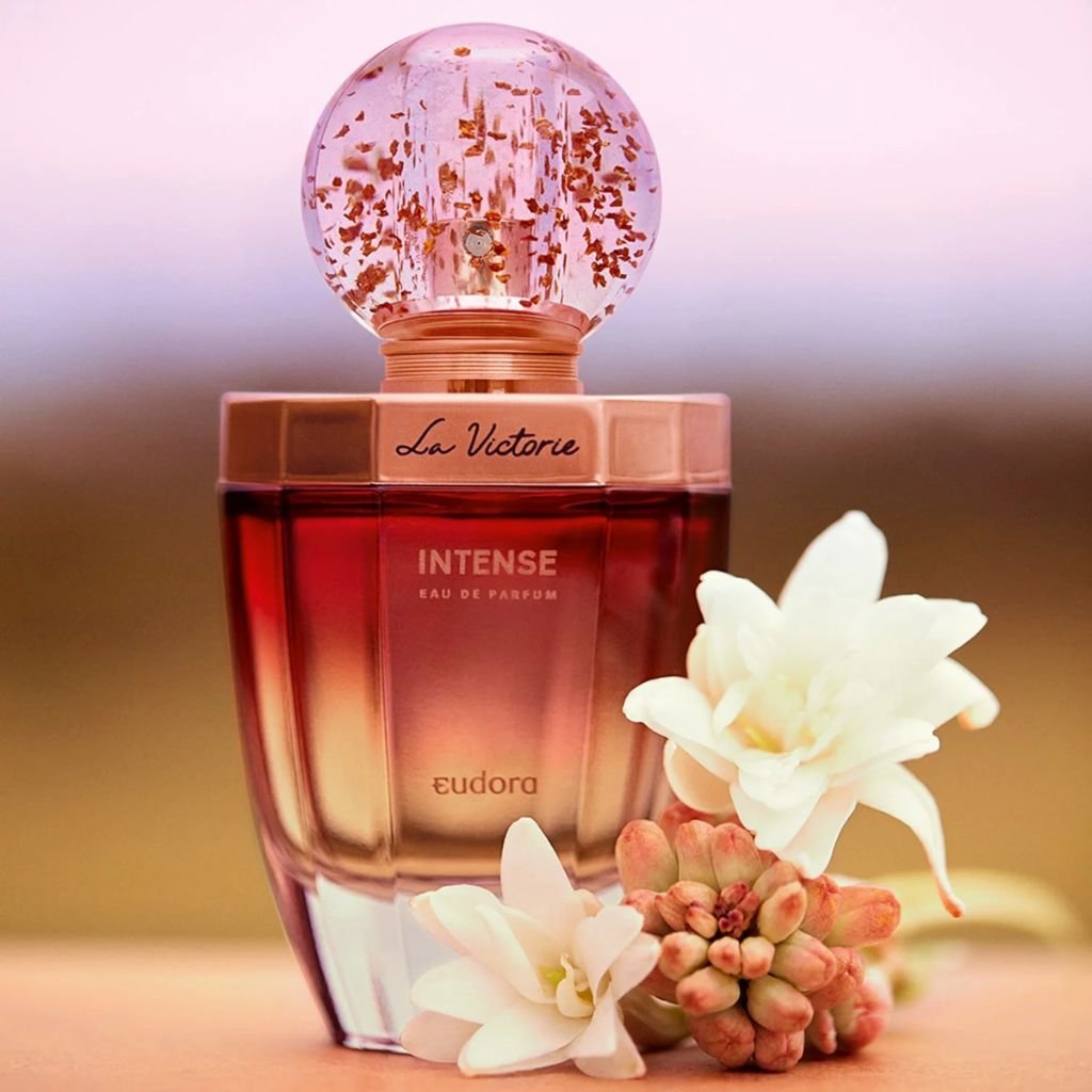 Perfume La Victorie Intense, de Eudora (frasco em tons de vermelho muito bonito e sedutor).