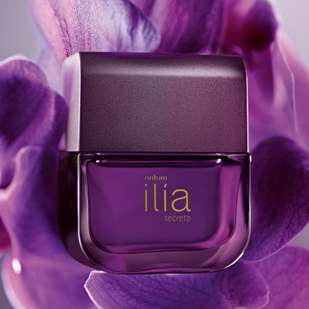 Perfume Natura Ilía Secreto (em um belíssimo frasco roxo envolto por flores da mesma cor).