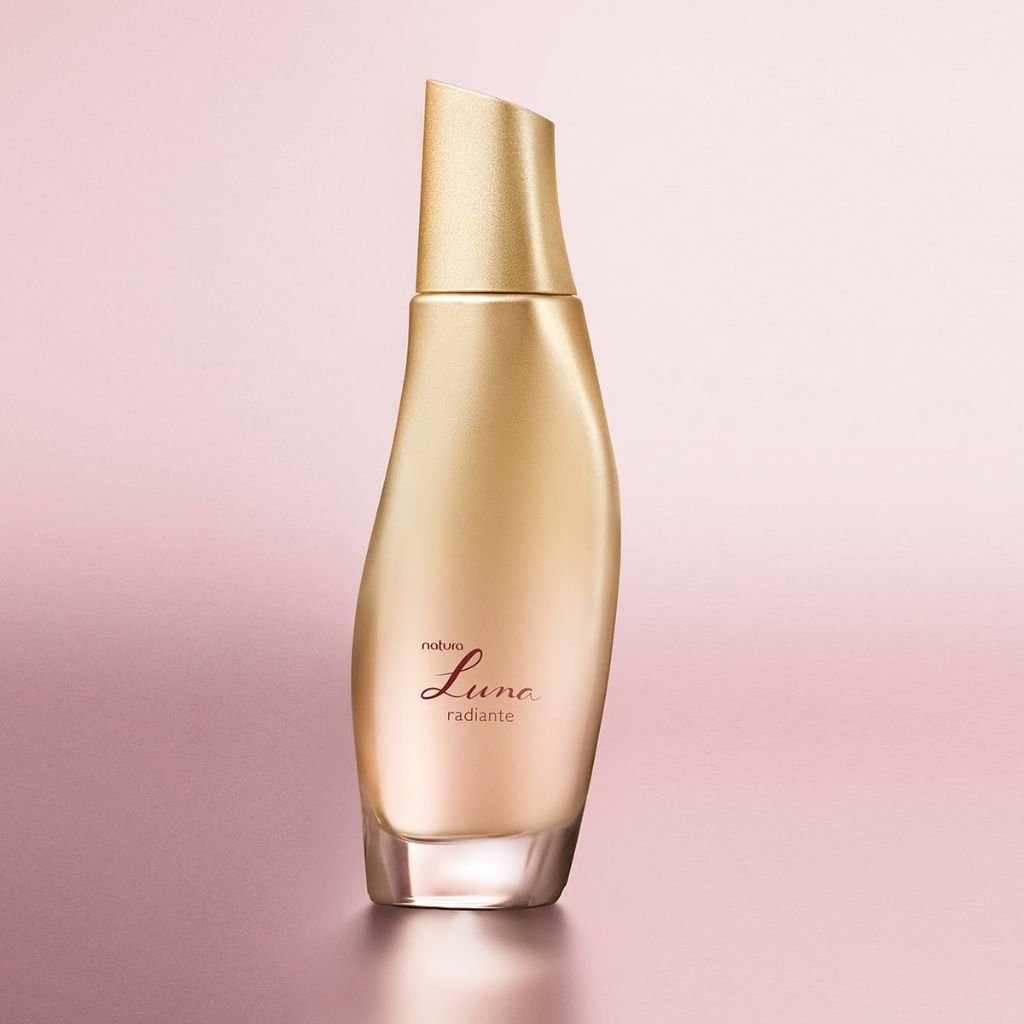 Perfume Natura Luna Radiante (frasco em tons claros em formato sinuoso).
